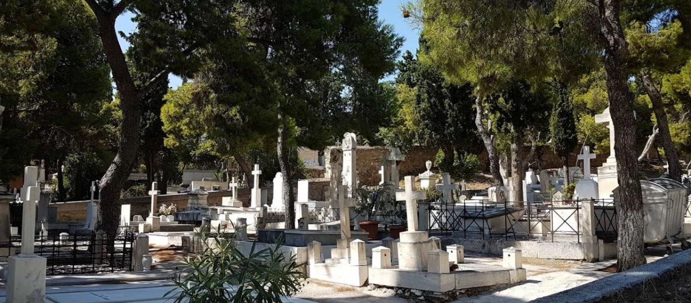 Σταματούν και τα μνημόσυνα: Κλειστά τα κοιμητήρια την Μ. Παρασκευή